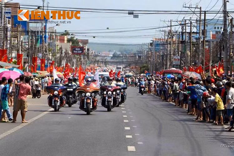 Hàng ngàn người dân hai bên đường đổ ra đường cổ vụ cho đoàn đua xe đạp thẳng tiến về trung tâm thành phố mang tên Bác.