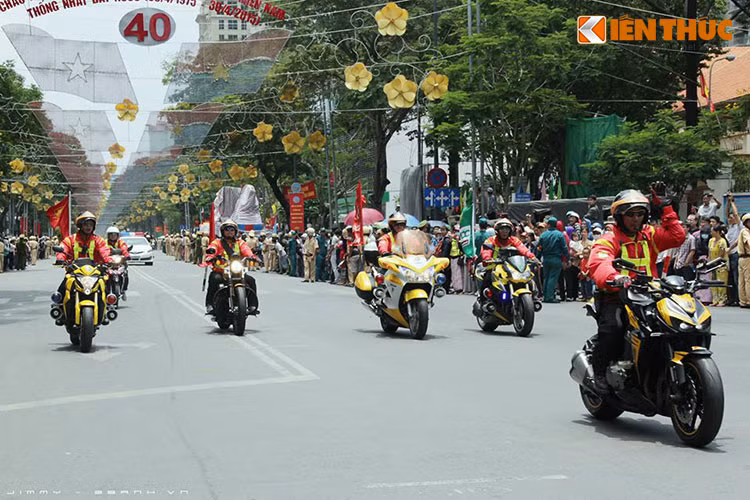 Đoàn môtô đi theo đội hình cực chuẩn xác.