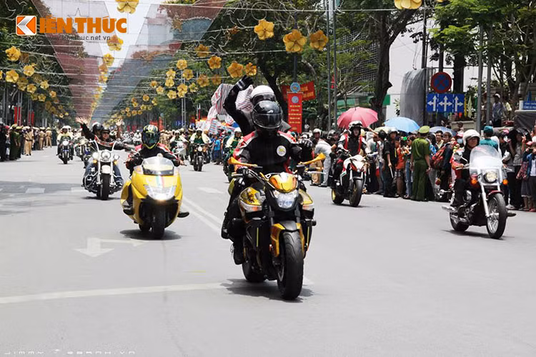 Chiếc Suzuki Bking mang màu vàng đặc trưng của Clb môtô TP HCM.