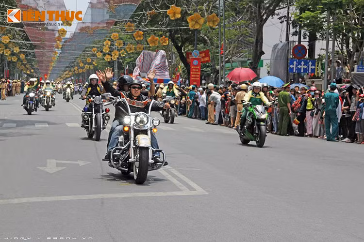 Tiến về thành phố mag tên Bác rực rỡ cờ hoa đúng ngày 30/4.