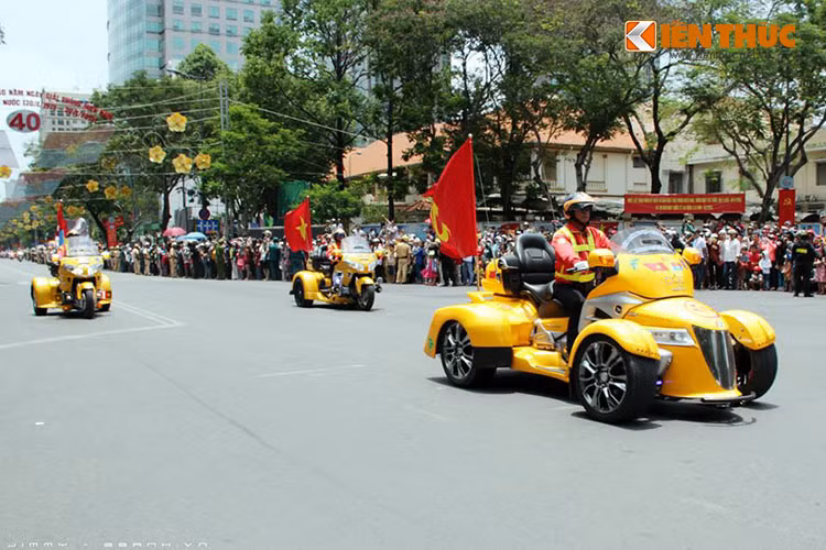  Bộ 3 "hàng khủng" Honda GoldWing 1800 độ 3 và 4 bánh dẫn đầu đoàn đua xe đạp diễu hành quanh trung tâm thành phố.