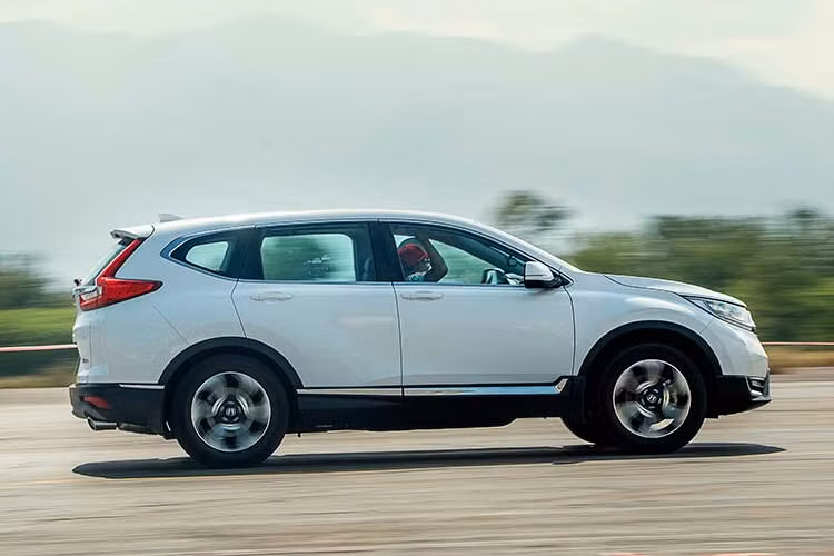 CR-V mới cũng sẽ sử dụng động cơ tăng áp VTEC Turbo sản sinh công suất cực đại 188 mã lực tại 5.600 vòng/phút tương đương với động cơ 2.5L thường nhưng mức tiêu hao trung bình chỉ 6,9L/100km hiệu quả hơn so với mức 8,4L/100km của động cơ 2.4L trên thế hệ trước. Động cơ mới vận hành kết hợp cùng hộp số tự động vô cấp CVT.