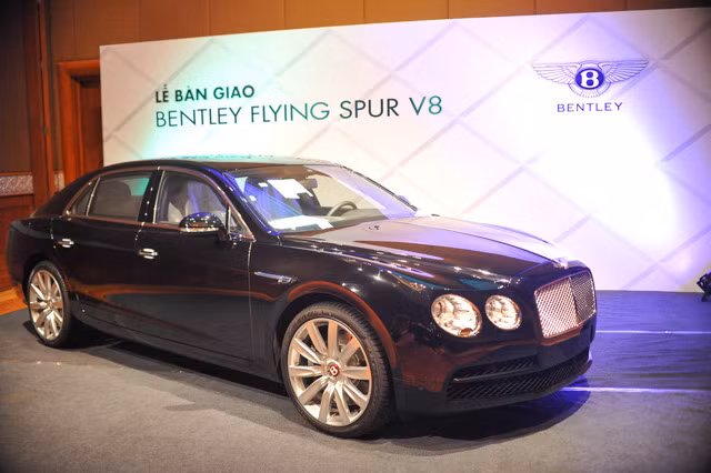 Thương hiệu Bentley Hà Nội - đại lý ủy quyền chính thức và duy nhất của Bentley Motors tại Việt Nam vừa qua đã tiến hành lễ bàn giao chiếc siêu xe sang Bentley Flying Spur V8 tới tay khách hàng.