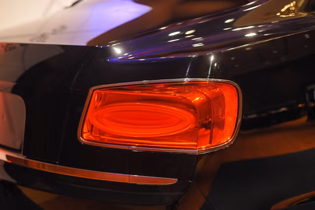 Những trang bị tiện nghi trên xe cũng gắn liền với các tên tuổi lớn. Điển hình như chiếc đồng hồ cơ hiệu Breitling (Thụy Sỹ) đặt ở giữa bảng điều khiển trung tâm, mang đến cảm giác cổ điển, sang trọng và tinh tế.