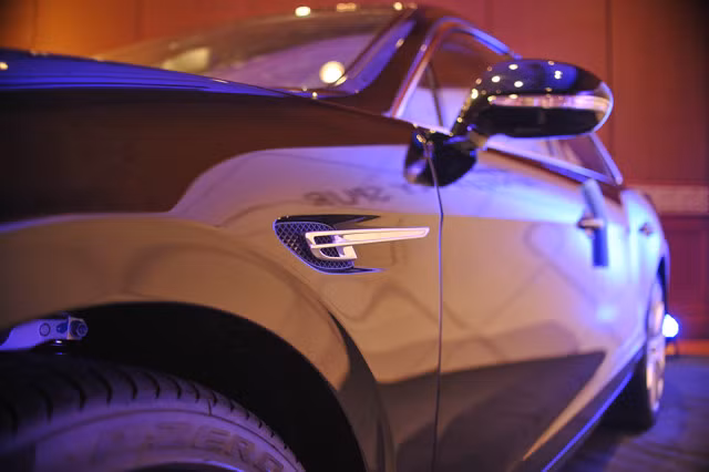 Điểm nhấn đặc biệt của chiếc siêu xe sang này chính là nội thất được thiết kế với ốp gỗ khuynh diệp – Dark Fiddleback Eucalyptus với những hoa văn kẻ dọc mang đến nét đẹp hiện đại cho khoang cabin.