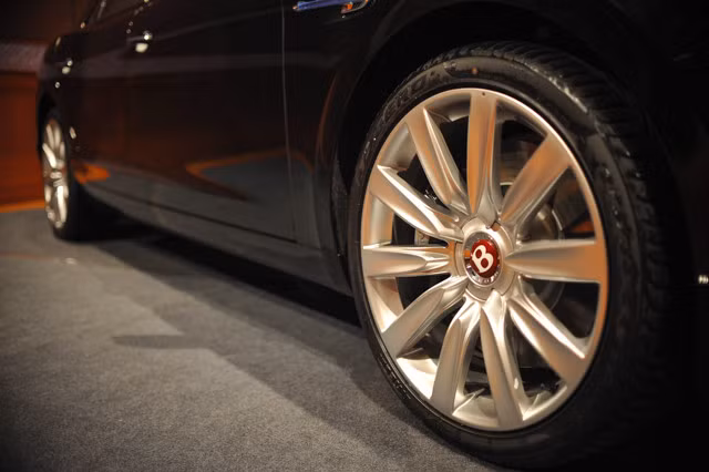 Bên cạnh đó chiếc xe được bàn giao lần này còn được trang bị thêm hệ thống giải trí Bentley Rearseat Entertainment Specification với 02 màn hình LCD 10 inch cho hàng ghế sau để mang đến một không gian giải trí hoàn hảo.