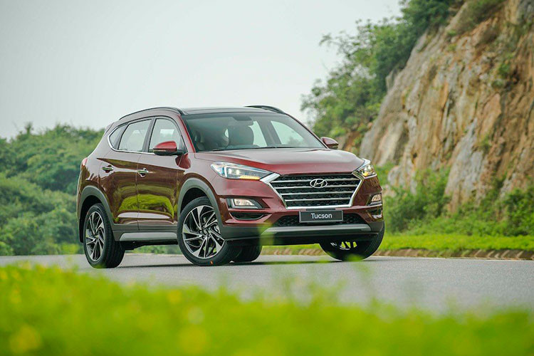 Hyundai Tucson với doanh số tháng 11 đạt 1.291 xe, giảm hơn 100 xe so với tháng trước, tuy nhiên với thành tích nãy cũng giúp Tucson đứng ở vị trí thứ 8 trong Top 10 xe bán chạy. Việc được áp dụng chính sách giảm giá, cao nhất 80 triệu đồng đã góp phần thúc đẩy doanh số của mẫu SUV này. Hyundai Tucson được bán với 3 phiên bản, giá 799-940 triệu đồng.