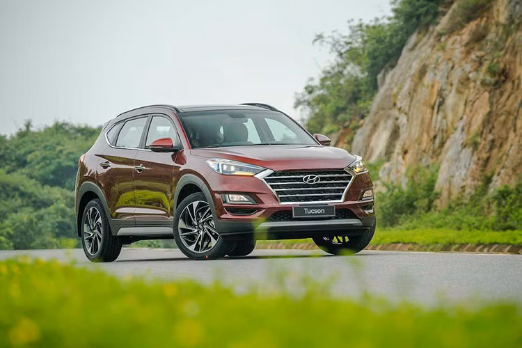 Hyundai Tucson với doanh số tháng 11 đạt 1.291 xe, giảm hơn 100 xe so với tháng trước, tuy nhiên với thành tích nãy cũng giúp Tucson đứng ở vị trí thứ 8 trong Top 10 xe bán chạy. Việc được áp dụng chính sách giảm giá, cao nhất 80 triệu đồng đã góp phần thúc đẩy doanh số của mẫu SUV này. Hyundai Tucson được bán với 3 phiên bản, giá 799-940 triệu đồng.