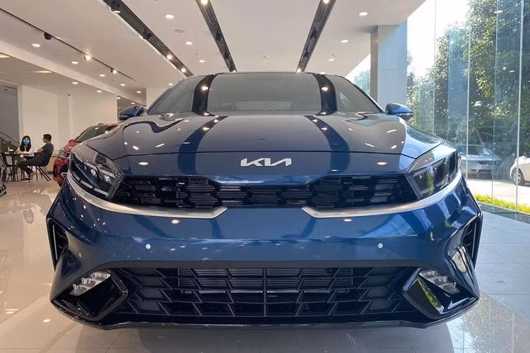 Sự góp mặt của bản nâng cấp giúp mẫu sedan hạng C - Kia K3 tiếp tục tạo sức hút tại thị trường Việt Nam. Hơn 1.000 xe Kia K3 đã được Thaco bán ra trong tháng 11/2021, cộng dồn 11 tháng của năm 2021 đạt 8.945 xe. Kia K3 đang tiếp bước "tiền bối" Kia Ceraro để giữ vững ngôi vương sedan hạng C bán chạy nhất thị trường Việt Nam.