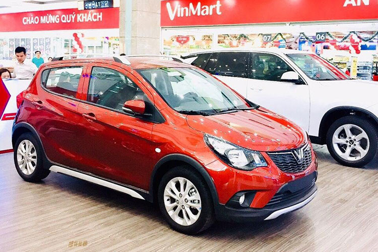 Mẫu xe cỡ A của hãng xe Việt Vinfast đạt doanh số 2.489 xe trong tháng 11/2021, tăng 200 xe so với tháng. Với doanh số này, VinFast Fadil đứng ở vị trí thứ 3 trong top 10 xe ôtô bán chạy. Với lượng bán cộng dồn sau 11 tháng đầu năm là 22.375 xe, Vinfast Fadil vẫn là mẫu xe bán chạy nhất trong năm 2021, vượt xa Toyota Vios và Hyundai Accent.