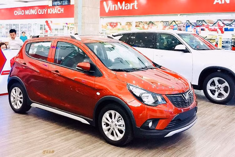 Mẫu xe cỡ A của hãng xe Việt Vinfast đạt doanh số 2.489 xe trong tháng 11/2021, tăng 200 xe so với tháng. Với doanh số này, VinFast Fadil đứng ở vị trí thứ 3 trong top 10 xe ôtô bán chạy. Với lượng bán cộng dồn sau 11 tháng đầu năm là 22.375 xe, Vinfast Fadil vẫn là mẫu xe bán chạy nhất trong năm 2021, vượt xa Toyota Vios và Hyundai Accent.