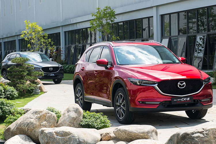 Mazda CX-5 đã quay trở lại sau một tháng vắng bóng với doanh số 1.330 xe bán ra trong tháng 11/2021, tăng gần 600 xe so với tháng trước. Doanh số cộng dồn trong 11 tháng đầu năm 2021 đạt 8.030 xe. Mới đây, phiên bản nâng cấp giữa dòng đời (facelift) Mazda CX-5 2022 đã bị rò rỉ ảnh thực tế tại Trung Quốc. Khả năng cao trong thời gian tới Mazda CX-5 tại Việt Nam cũng sẽ được cập nhật phiên bản mới.