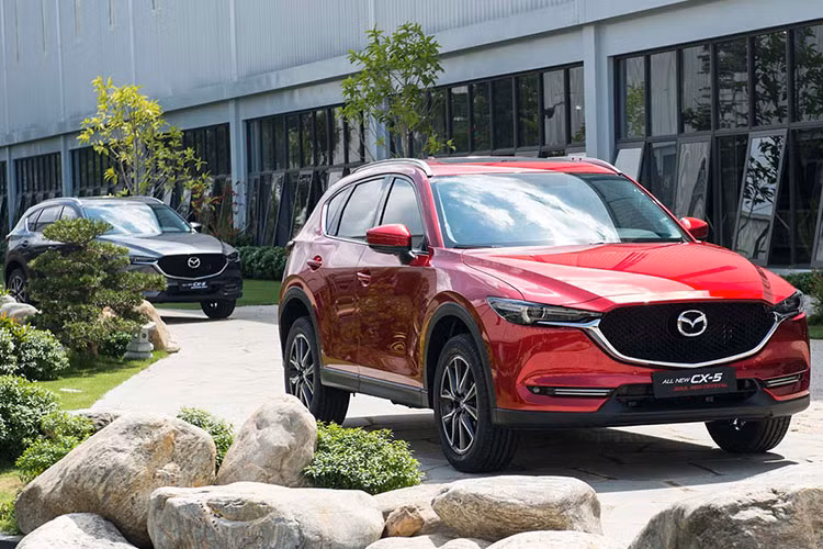 Mazda CX-5 đã quay trở lại sau một tháng vắng bóng với doanh số 1.330 xe bán ra trong tháng 11/2021, tăng gần 600 xe so với tháng trước. Doanh số cộng dồn trong 11 tháng đầu năm 2021 đạt 8.030 xe. Mới đây, phiên bản nâng cấp giữa dòng đời (facelift) Mazda CX-5 2022 đã bị rò rỉ ảnh thực tế tại Trung Quốc. Khả năng cao trong thời gian tới Mazda CX-5 tại Việt Nam cũng sẽ được cập nhật phiên bản mới.