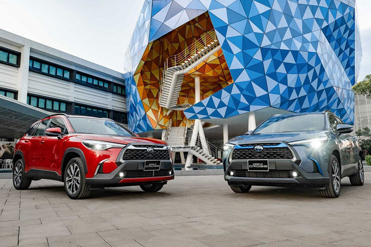 Kết thúc tháng 11/2021, Toyota Corolla Cross mới với 3.346 xe được bán ra tăng gần 1.000 xe so với tháng trước và trở thành mẫu xe bán chạy nhất trong Top 10 ôtô bán chạy nhất tháng. Ra mắt thị trường Việt Nam từ tháng 8/2020, Corolla Cross đã và đang trở thành mẫu xe mới thành công nhất của Toyota Việt Nam khi thường xuyên có mặt trong top 10.