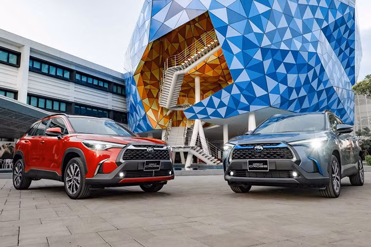 Kết thúc tháng 11/2021, Toyota Corolla Cross mới với 3.346 xe được bán ra tăng gần 1.000 xe so với tháng trước và trở thành mẫu xe bán chạy nhất trong Top 10 ôtô bán chạy nhất tháng. Ra mắt thị trường Việt Nam từ tháng 8/2020, Corolla Cross đã và đang trở thành mẫu xe mới thành công nhất của Toyota Việt Nam khi thường xuyên có mặt trong top 10.