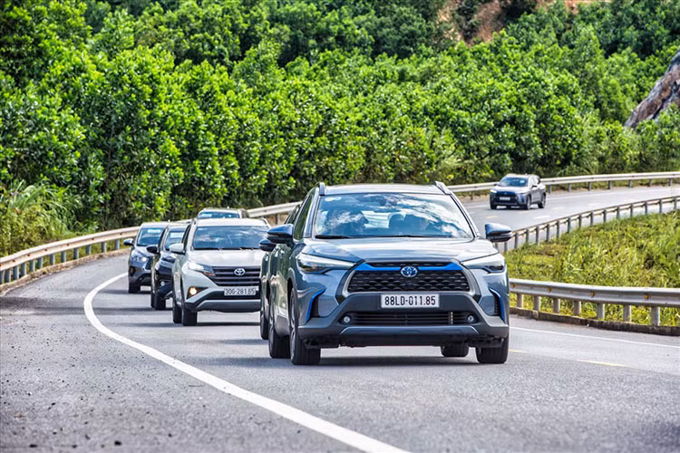 Theo số liệu tổng hợp từ báo cáo bán hàng của Hiệp Hội các nhà sản xuất ôtô Việt Nam (VAMA), TC Motor và VinFast, trong tháng 11/2021 doanh số Top 10 ôtô bán chạy nhất có sự xáo trộn. Đáng chú ý, hai mẫu xe đến từ thương hiệu Hàn Quốc là Hyundai Accent và Hyundai Grand i10 biến mất khỏi Top 10 mẫu xe bán chạy nhất tháng tại thị trường ôtô Việt.