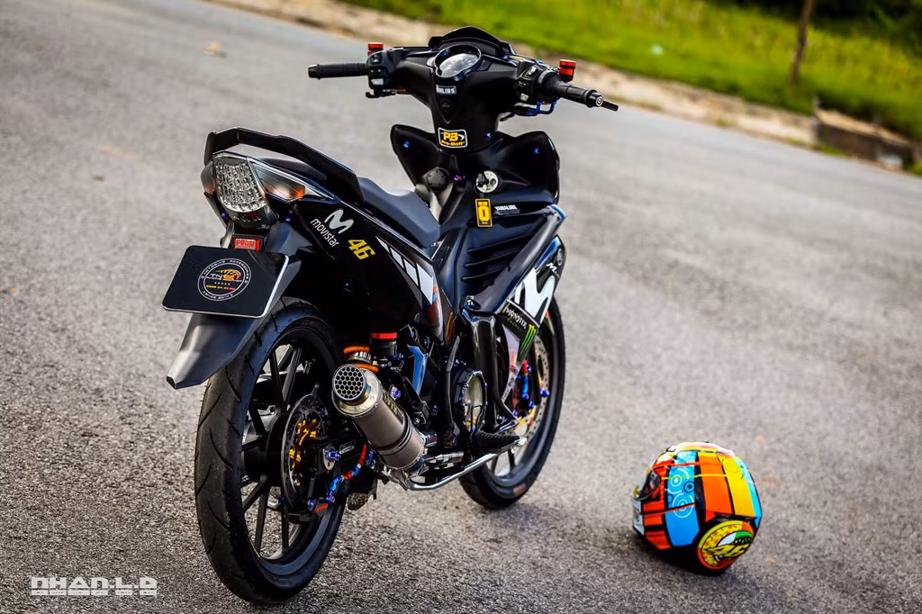 Yamaha Exciter 135 có động cơ nguyên bản loại xy-lanh đơn, dung tích 134,4 cc, cho công suất 12,5 mã lực và mô-men xoắn 12,1 Nm. Tuy nhiên, chủ nhân đã thay một số bộ phận từ chiếc Vixion 150, bao gồm lòng, cam và lò xo đầu. Cuối cùng là nồi Uma 5 lò xo.