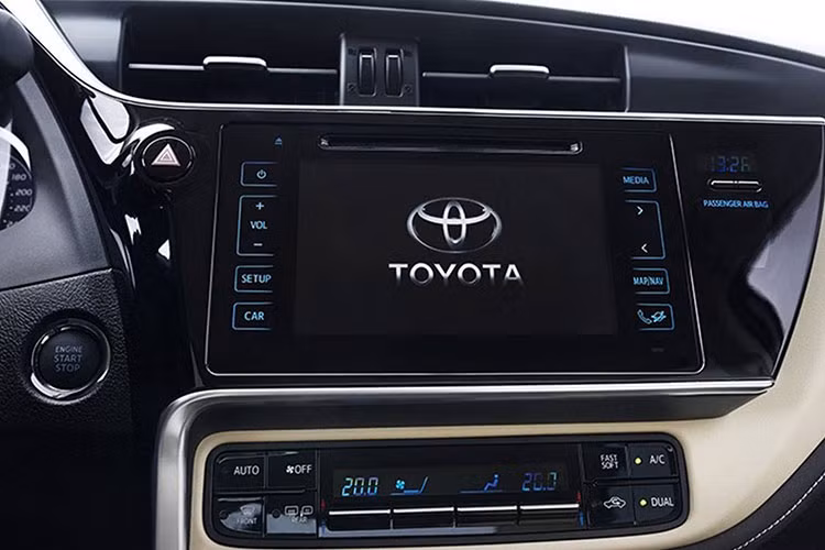 Phiên bản thể thao Toyota Corolla SE mới có sẽ được bổ xung thêm tùy chọn số sàn 6 cấp và mức giá sẽ là 22.530 USD (khoảng gần 500 triệu đồng). Phiên bản đắt tiền nhất là XSE lại có giá giảm hơn so với thế hệ trước 445 USD, còn 23.545 USD.