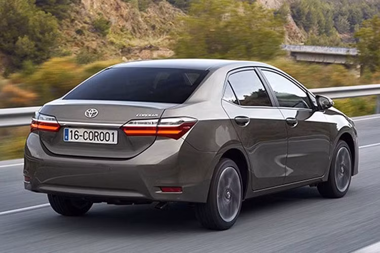 Tuy vậy, động cơ của xe Corolla vẫn giữ nguyên, với cỗ máy I4 1.8L cho công suất 132 mã lực và mô-men xoắn 128 lb-ft, và trên phiên bản LE Eco là 140 mã lực và mô-men xoắn 126 lb-ft. Hộp số đi cùng với xe vẫn là loại CVT hoặc tùy chọn 6 cấp số sàn.