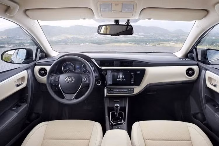  Phiên bản tiêu chuẩn là L và cao cấp hơn là LE có giá 19.800 USD (khoảng 430 triệu đồng), còn xịn hơn nữa là phiên bản XLE có giá 22.690 USD. Ba phiên bản L, LE và XLE đều chỉ được chọn hộp số CVT.