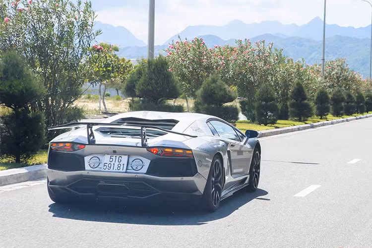 Như vậy, sau khi tham gia vào hành trình siêu xe xuyên Việt ra Hà Nội gây chấn động giới truyền thông trong nước, siêu xe Lamborghini Aventador LP700-4 độ bodykit DMC độc nhất Việt Nam của ông Đặng Lê Nguyên Vũ đã được đem bán cho công ty nhập khẩu tư nhân tại TP HCM.