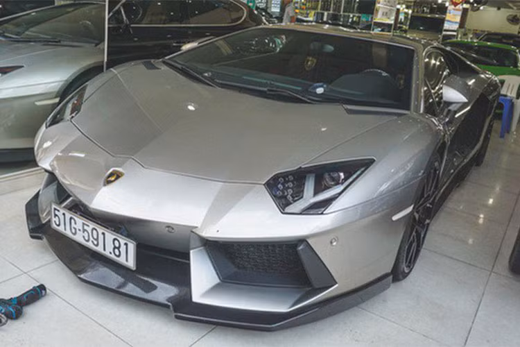 Chiếc Lamborghini Aventador độ DMC này mang trên mình ngoại thất màu xám, đây cũng là màu mà vị đại gia phố núi cực kì ưa thích. Được biết DMC là hãng độ của Đức, chuyên cho ra đời những bộ kit độc đáo dành cho siêu xe. Ngoài ra, hãng độ này còn có những gói độ giúp tăng công suất của "siêu bò" này lên tới 900 mã lực. Tuy nhiên mẫu xe có mặt tại Việt Nam chỉ được trang bị gói độ ở ngoại thất.