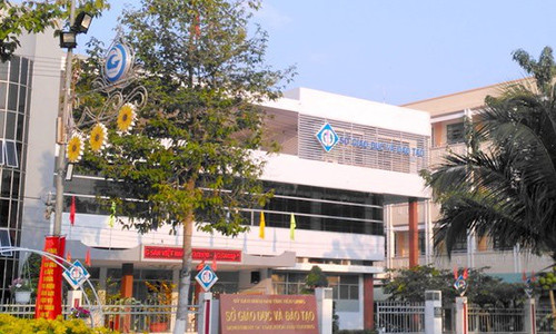 Khoi to can bo So GDDT nhan tien hua 