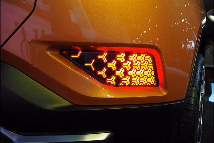 Các chi tiết ngoại thất xe cũng được thiết kế mang đậm phong cách tương lai. Từ đèn pha, đèn chiếu sáng cho đến đèn báo... đều khá mượt mà và bắt mắt. No khiến người ta liên tương đến một chiếc SUV hạng sang mới ra mắt của nhà Jaguar Land Rover nhiều hơn là Tata Motor.