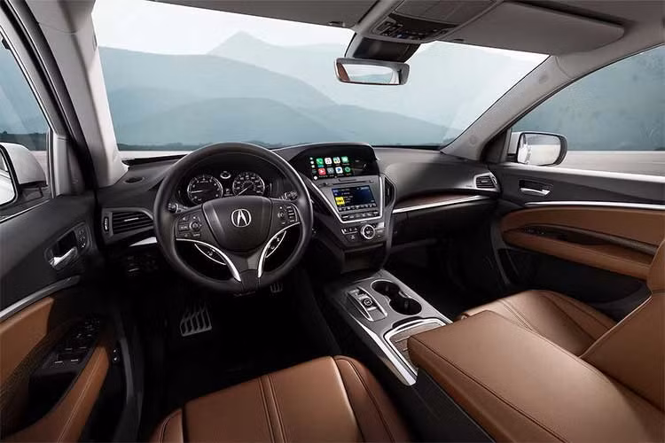 Ở bên trong nội thất, MDX Sport Hybrid có bảng điều khiển trung tâm hiện đại hơn. Chiếc xe có tới 2 màn hình khác nhau, trong đó chiếc nhỏ hơn có kích thước 7 inch, sử dụng tấm nền cảm ứng với độ nhạy cao hơn 30% so với đời cũ. Giao diện điều khiển của hệ thống giải trí cũng được thiết kế lại trực quan hơn.