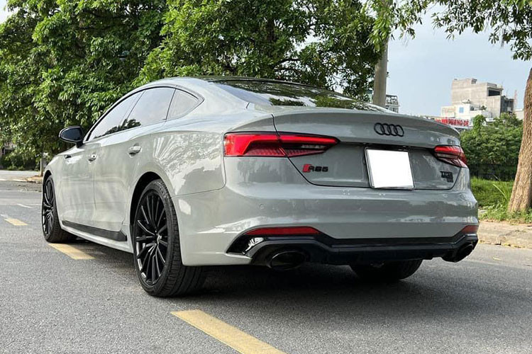 Sau khi phục vụ hội nghị thượng đỉnh APEC tại Việt Nam vào năm 2017, tất cả xe Audi đã được bán lại và hầu hết chúng đều chưa lăn bánh quá 5.000km. Sau khoảng 5 năm sử dụng, chiếc Audi A5 Sportback 2.0 bản APEC hạng sang giới hạn chỉ 26 chiếc tại Việt Nam này hiện đang được chủ nhân chào bán trên sàn xe cũ ở Hà Nội.