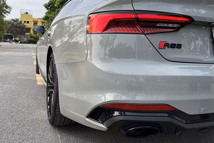 Về ngoại hình, phần đầu của A5 Sportback đã được Audi thiết kế lại hoàn toàn. Phần trung tâm vẫn tiếp tục là lưới tản nhiệt lục giác rộng ngang, ngoài ra, nắp ca-pô của chiếc xe cũng được dập những đường gân nổi mới. Thân xe đậm hơn so với phiên bản cũ, bên cạnh đó là một thanh nẹp trang trí nhỏ ở vị trí tiếp giáp giữa cửa sau với vè trước.