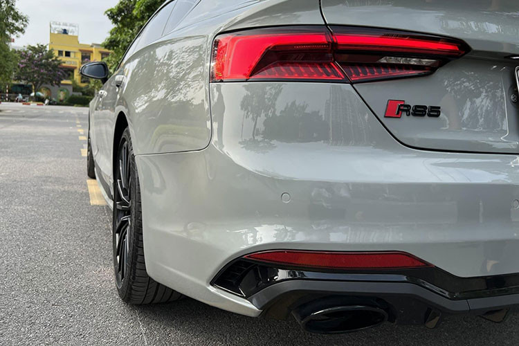 Về ngoại hình, phần đầu của A5 Sportback đã được Audi thiết kế lại hoàn toàn. Phần trung tâm vẫn tiếp tục là lưới tản nhiệt lục giác rộng ngang, ngoài ra, nắp ca-pô của chiếc xe cũng được dập những đường gân nổi mới. Thân xe đậm hơn so với phiên bản cũ, bên cạnh đó là một thanh nẹp trang trí nhỏ ở vị trí tiếp giáp giữa cửa sau với vè trước.