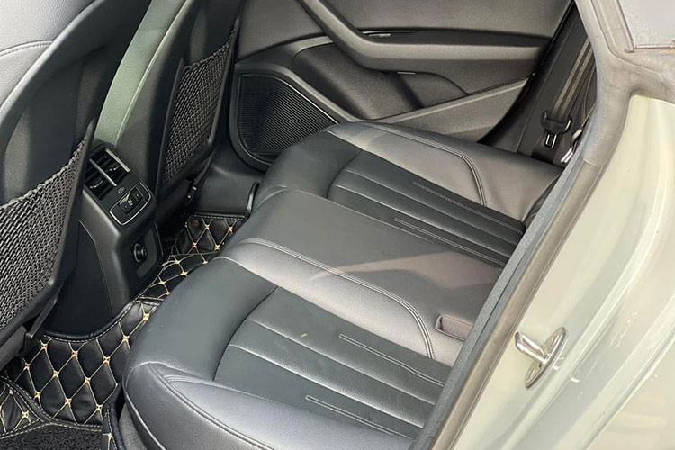 Xe sở hữu vô lăng 3 chấu thể thao bọc da màu đen với đa dạng các nút bấm tiện ích. Ngoài ra phiên bản giới hạn phục vụ APEC 2017 còn được trang bị hệ thống tự rửa đèn, rèm che nắng cho cửa sổ hàng ghế sau, nội thất ốp gỗ nâu, hệ thống định vị, âm thanh Bang &amp; Olufsen... kèm huy hiệu nhỏ gắn ở táp-lô chứng nhận phiên bản đặc biệt APEC 2017.