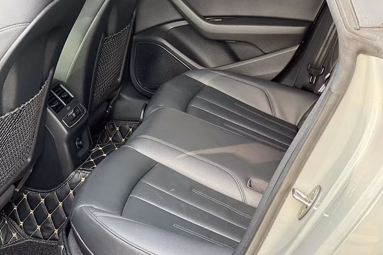 Xe sở hữu vô lăng 3 chấu thể thao bọc da màu đen với đa dạng các nút bấm tiện ích. Ngoài ra phiên bản giới hạn phục vụ APEC 2017 còn được trang bị hệ thống tự rửa đèn, rèm che nắng cho cửa sổ hàng ghế sau, nội thất ốp gỗ nâu, hệ thống định vị, âm thanh Bang &amp; Olufsen... kèm huy hiệu nhỏ gắn ở táp-lô chứng nhận phiên bản đặc biệt APEC 2017.