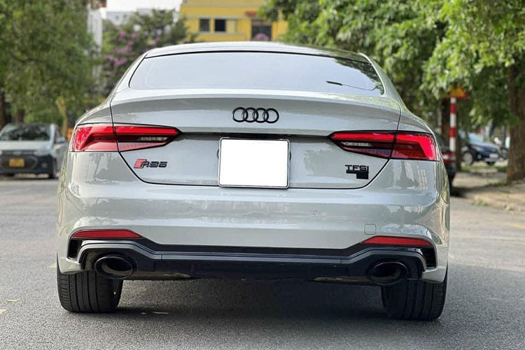 Thân xe Audi A5 Sportback thế hệ này giảm tới hơn 15 kg so với thế hệ trước nhờ vào việc sử dụng các vật liệu nhẹ. Khối lượng tổng giảm 220 kg, chỉ còn 1.470 kg. Đặc biệt, thế hệ mới của A5 Sportback còn có hệ thống hỗ trợ người điều khiển bao gồm hệ thống kiểm soát hành trình và hệ thống tiết kiệm nhiên liệu Stop &amp; Go.