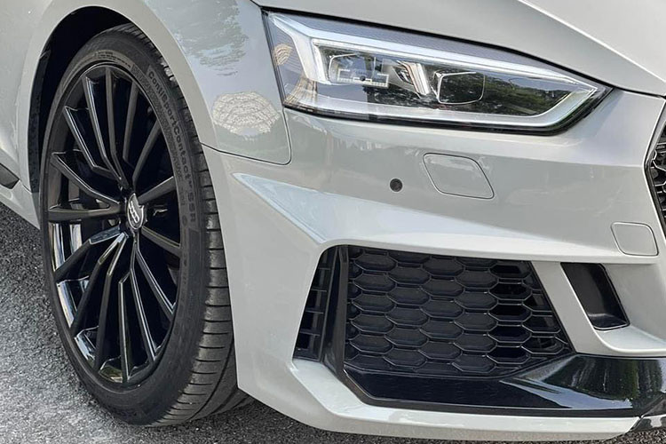 Phần đuôi của A5 Sportback có thiết kế gần như coupe 2 cửa A5 đã ra mắt trước với cặp đèn LED thiết kế mảnh dẻ. Phần dưới cản sau của xe chỉ có một chút khác biệt so với A5 đi kèm vành 19 inch. Tất cả các mẫu xe Audi phiên bản giới hạn phục vụ APEC từng có màu đen đi cùng gói ngoại thất S-line, nhưng có vẻ chiếc xe này đã được làm mới lại?
