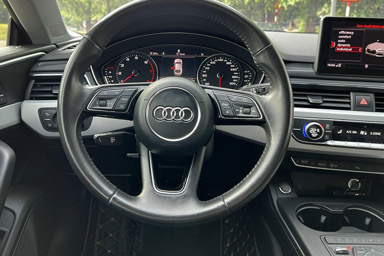 Bảng táp-lô của Audi A5 Sportback cũng có thiết kế không đổi so với A4, với các tùy chọn như đèn chiếu sáng thông minh và bảng đồng hồ kỹ thuật số Virtual Cockpi với màn hình hiển thị đa thông tin 12,3 inch. Hệ thống thông tin giải trí sử dụng một màn hình 8,3 inch trên bảng táp-lô, điều khiển bằng touchpad hay núm xoay trên bệ trung tâm.