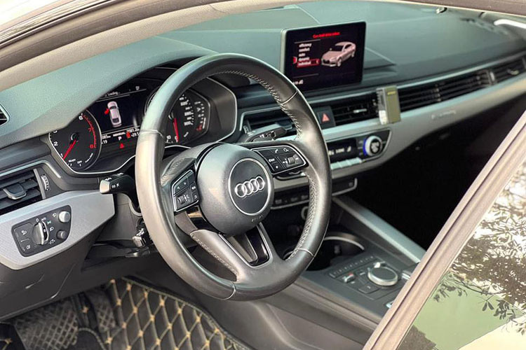 Bên trong nội thất - mẫu A5 Sportback phiên bản giới hạn sản xuất cho sự kiện APEC 2017 tại Việt Nam cũng được trang bị màn hình hiển thị trên kính lái, hệ thống treo với giảm xóc thích ứng, cảnh báo chống trộm và đèn khoang hành lý... Các chi tiết khác không thay đổi nhiều so với bản thường. 