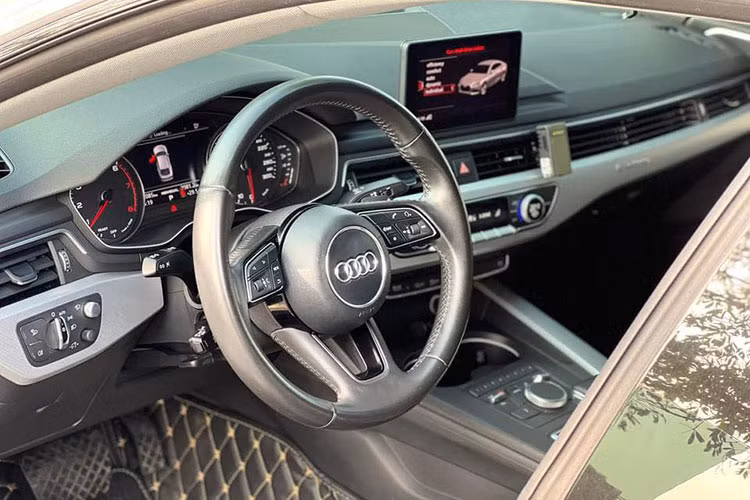 Bên trong nội thất - mẫu A5 Sportback phiên bản giới hạn sản xuất cho sự kiện APEC 2017 tại Việt Nam cũng được trang bị màn hình hiển thị trên kính lái, hệ thống treo với giảm xóc thích ứng, cảnh báo chống trộm và đèn khoang hành lý... Các chi tiết khác không thay đổi nhiều so với bản thường. 