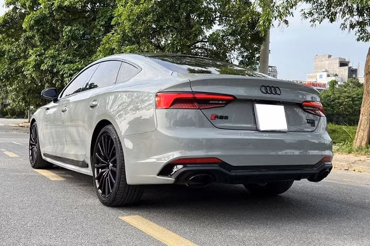 Sau khi phục vụ hội nghị thượng đỉnh APEC tại Việt Nam vào năm 2017, tất cả xe Audi đã được bán lại và hầu hết chúng đều chưa lăn bánh quá 5.000km. Sau khoảng 5 năm sử dụng, chiếc Audi A5 Sportback 2.0 bản APEC hạng sang giới hạn chỉ 26 chiếc tại Việt Nam này hiện đang được chủ nhân chào bán trên sàn xe cũ ở Hà Nội.