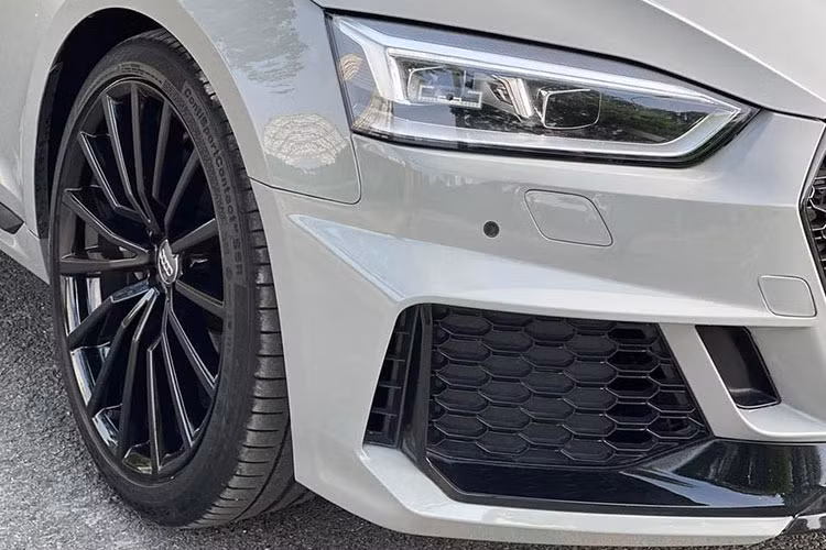 Phần đuôi của A5 Sportback có thiết kế gần như coupe 2 cửa A5 đã ra mắt trước với cặp đèn LED thiết kế mảnh dẻ. Phần dưới cản sau của xe chỉ có một chút khác biệt so với A5 đi kèm vành 19 inch. Tất cả các mẫu xe Audi phiên bản giới hạn phục vụ APEC từng có màu đen đi cùng gói ngoại thất S-line, nhưng có vẻ chiếc xe này đã được làm mới lại?
