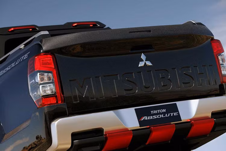 Chưa hết, Mitsubishi Triton 2019 phiên bản mới còn được bổ sung tấm ốp gầm ở dưới đầu và đuôi xe. Hai chi tiết này được dùng để bảo vệ gầm của Mitsubishi Triton Absolute 2019 khi chạy off-road.