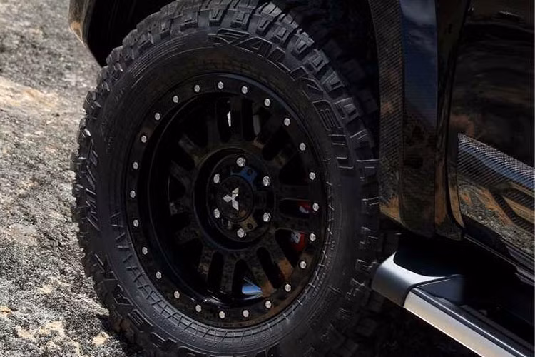 Những chi tiết đáng chú ý khác của Mitsubishi Triton Absolute 2019 bao gồm thanh sports bar khí động lực học ở thùng sau, tay nắm tích hợp xung quanh nóc xe và dải đèn LED nằm trên nóc. Cuối cùng là dòng chữ "Mitsubishi" cỡ lớn được dập chìm trên cửa thùng sau.