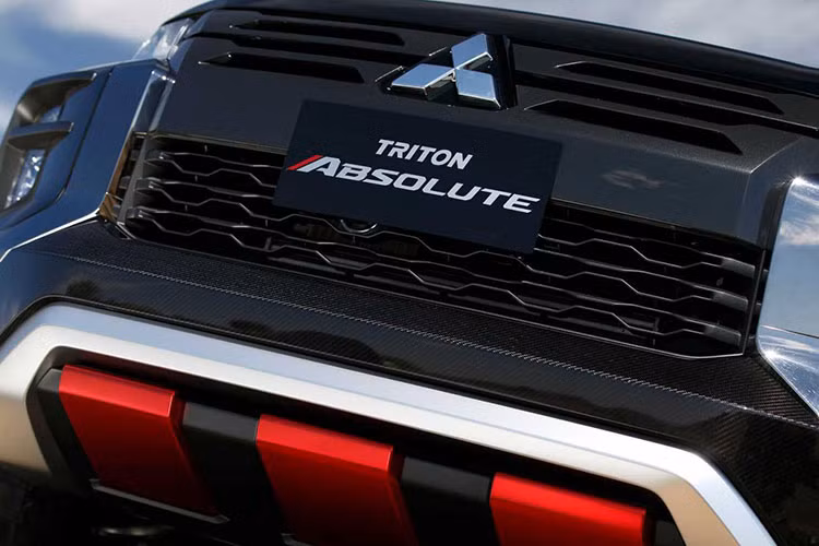 Ngay cả thiết kế đầu xe của mẫu bán tải Mitsubishi Triton Absolute 2019 mới này cũng khác với phiên bản tiêu chuẩn, được thể hiện rõ qua lưới tản nhiệt màu xám. Bao quanh cụm đèn pha là viền màu xám nhám vốn không có trên Mitsubishi Triton 2019 tiêu chuẩn.