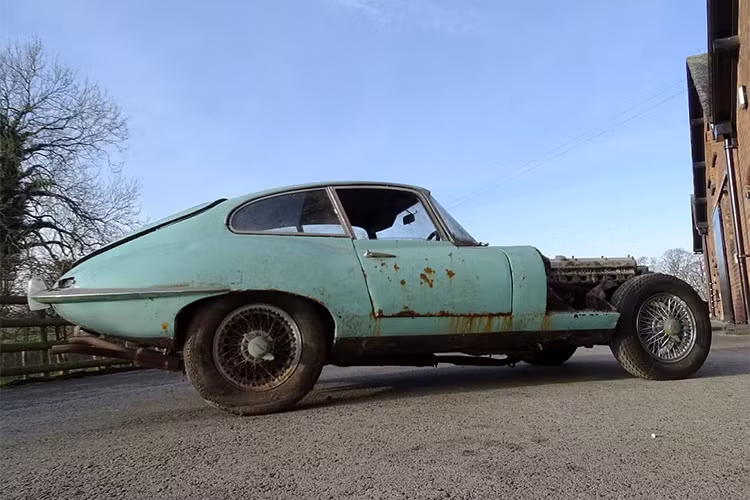 Hagerty Classic Car Insurance ước tính giá trị của chiếc ôtô sắt vụn này trong thời kỳ mới ra mắt đạt đến 128.000 bảng Anh (khoảng hơn 4,1 tỷ Đồng), hơn rất nhiều lần so với mức giá mà người thợ xây nhận được.