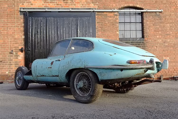 Trước khi anh thợ xây chue nhân của nó tìm thấy đống sắt vụn Jaguar này, chiếc xe đã ở trong tình trạng hư hỏng nằm tại cảng xe của Yorkshire. Và trong cuộc đấu giá vào cuối tuần, chiếc ôtô sắt vụn này đã được trả 41.625 bảng Anh (tương đương hơn 1,3 tỷ đồng).