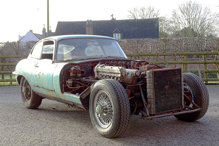 Tờ The Sun cho biết, đống sắt vụi này là một trong những chiếc xe Jaguar Series 1 cổ đầu tiên trên thế giới sở hữu động cơ 4,2L. Người sáng lập thương hiệu xe hạng sang Ferrari của Ý, ông Enzo Ferrari từng gọi đây là chiếc xe đẹp nhất từng được sản xuất trên thế giới.