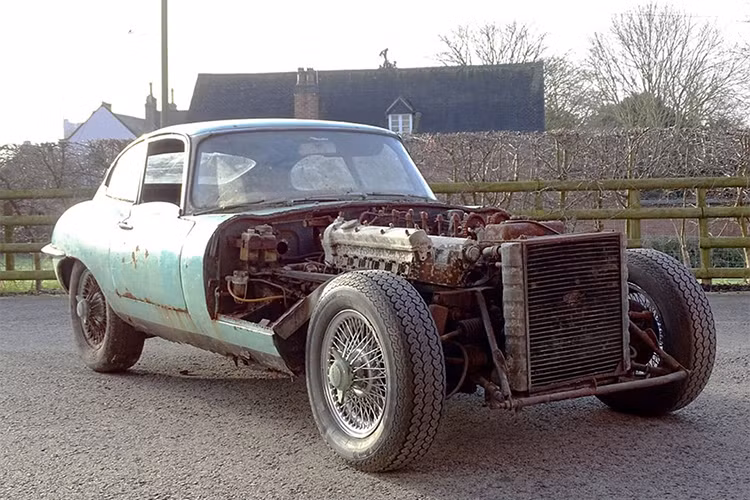 Tờ The Sun cho biết, đống sắt vụi này là một trong những chiếc xe Jaguar Series 1 cổ đầu tiên trên thế giới sở hữu động cơ 4,2L. Người sáng lập thương hiệu xe hạng sang Ferrari của Ý, ông Enzo Ferrari từng gọi đây là chiếc xe đẹp nhất từng được sản xuất trên thế giới.