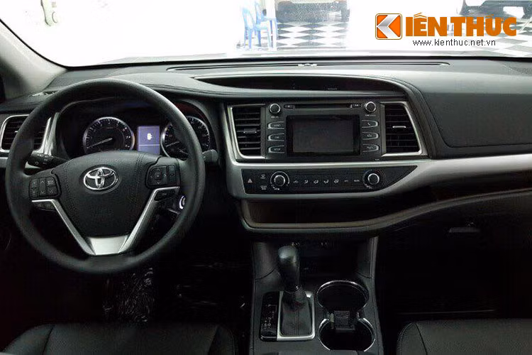 Xe sở hữu vô lăng tích hợp nhiều nút bấm đa chức năng. Ghế ngồi, vô lăng, cần số bọc da cao cấp; một số chi tiết mạ chrome bóng hoặc phủ satin tạo cảm giác trang nhã. Màn hình cảm ứng 6.1 inch tiêu chuẩn với hệ thống giải trí đa phương tiện Entune độc quyền.