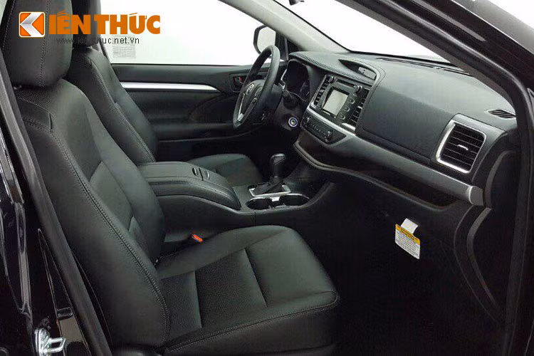 Xe sở hữu hàng ghế đầu chỉnh điện và có sưởi, hàng ghế thứ 2 được thiết kế tách rời chỉnh cơ trong khi đó hàng ghế thứ 3 thoải mái cho 3 người ngồi có khả năng gập xuống tạo không gian rộng lớn cho khoang chứa đồ.